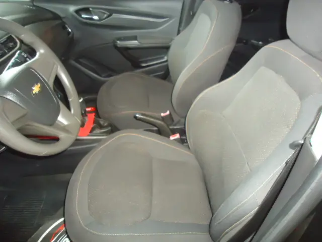 CHEVROLET Onix Hatch - Foto