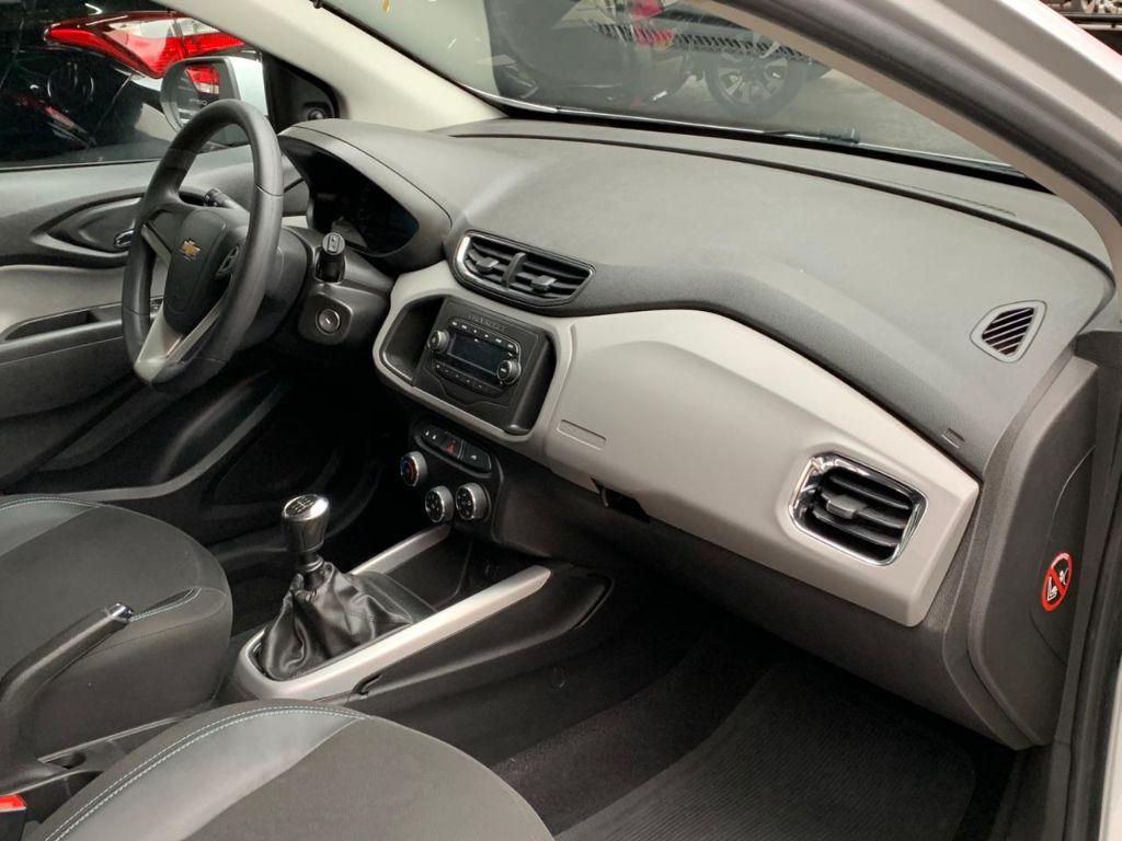 CHEVROLET Onix Hatch - Foto