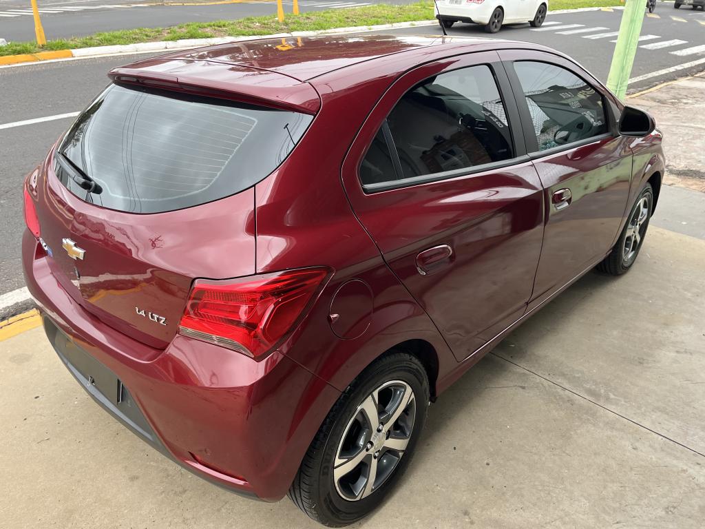 CHEVROLET Onix Hatch - Foto