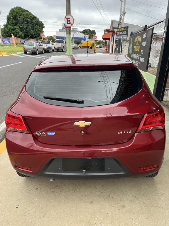 CHEVROLET Onix Hatch - Foto