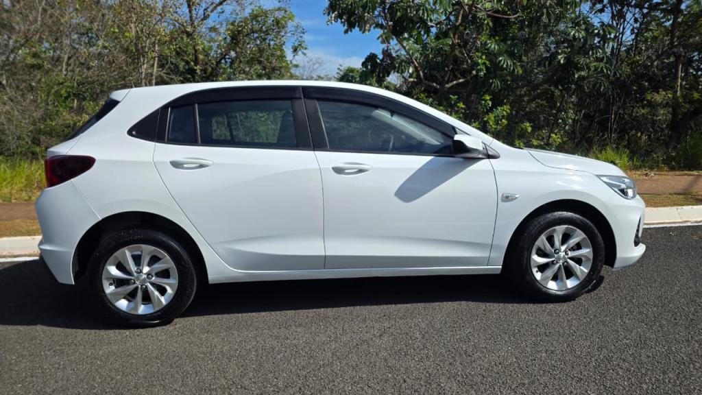 CHEVROLET Onix Hatch - Foto