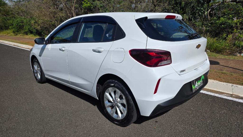 CHEVROLET Onix Hatch - Foto