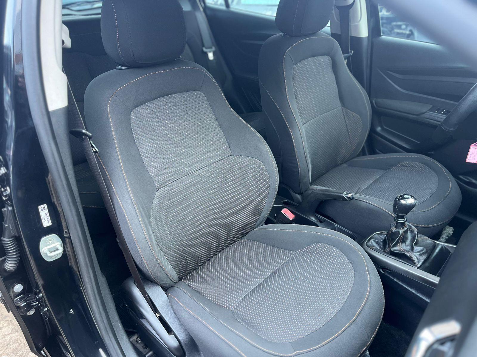 CHEVROLET Onix Hatch - Foto