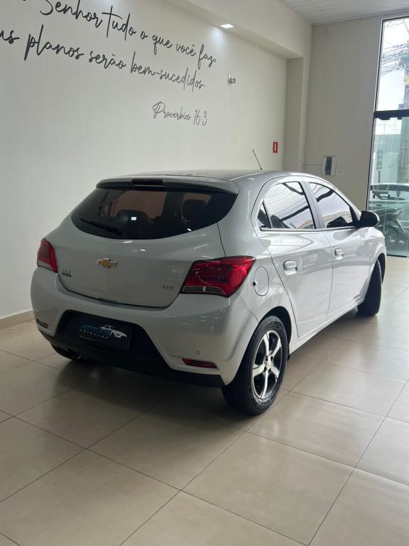 CHEVROLET Onix Hatch - Foto