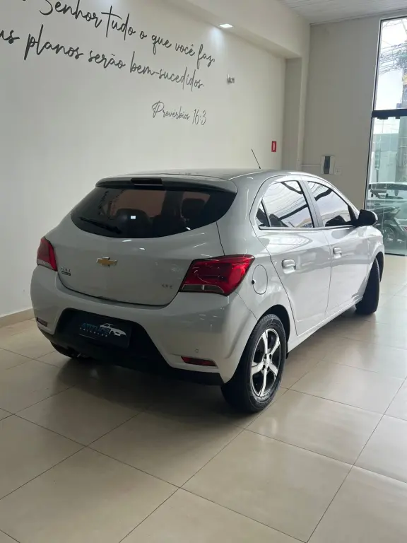CHEVROLET Onix Hatch - Foto