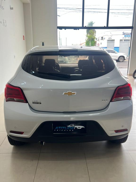 CHEVROLET Onix Hatch - Foto