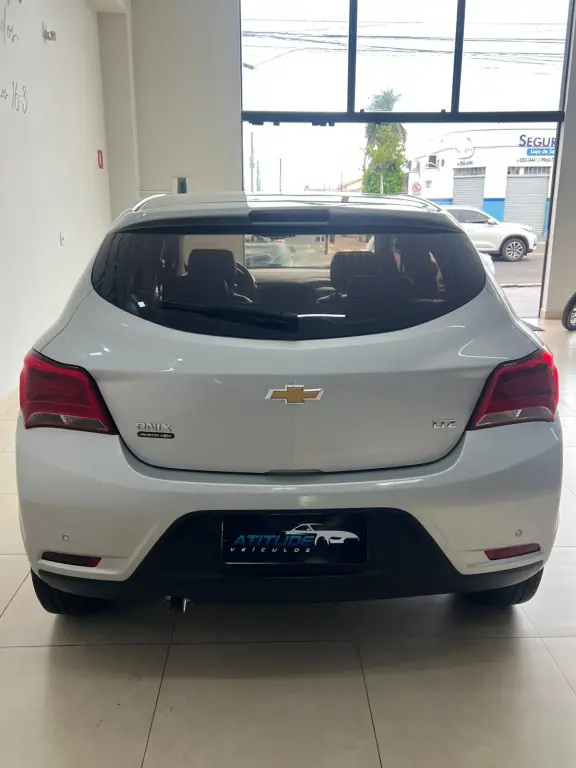 CHEVROLET Onix Hatch - Foto
