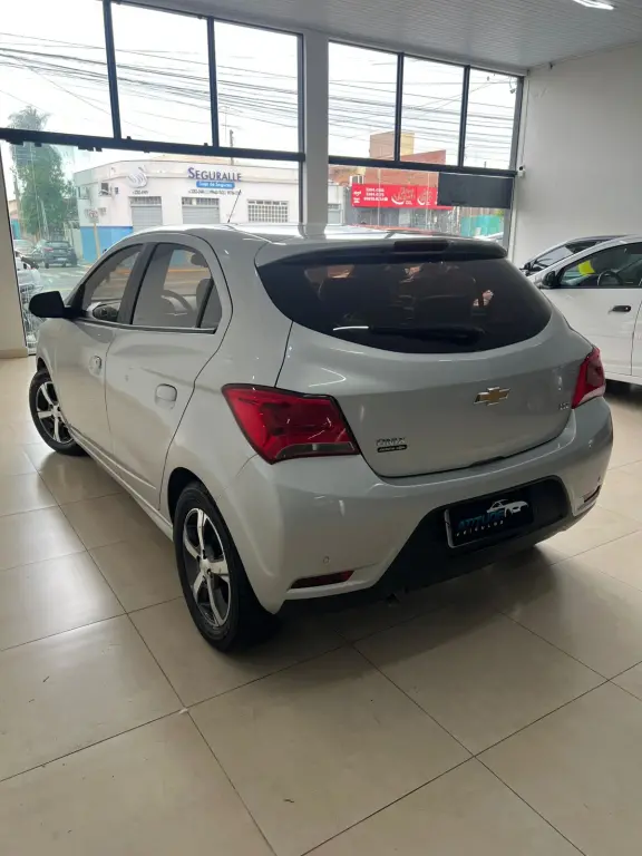 CHEVROLET Onix Hatch - Foto