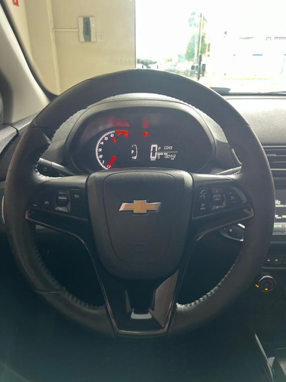 CHEVROLET Onix Hatch - Foto