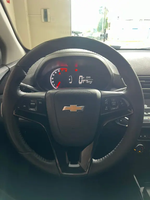 CHEVROLET Onix Hatch - Foto