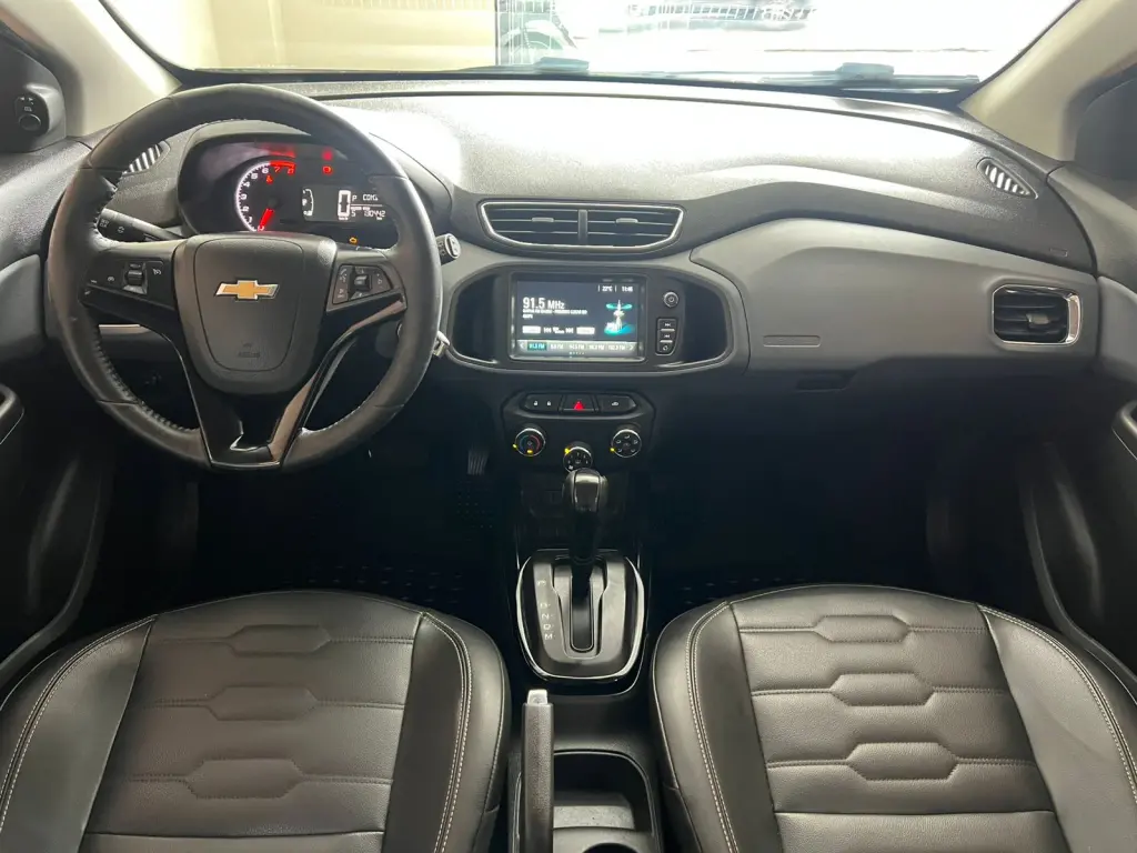CHEVROLET Onix Hatch - Foto