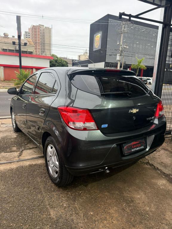 CHEVROLET Onix Hatch - Foto