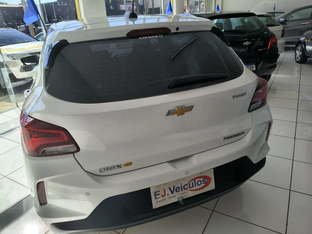 CHEVROLET Onix Hatch - Foto