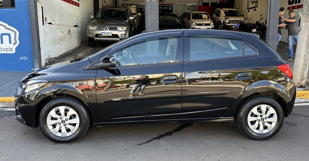 CHEVROLET Onix Hatch - Foto
