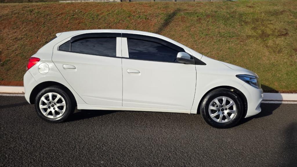 CHEVROLET Onix Hatch - Foto