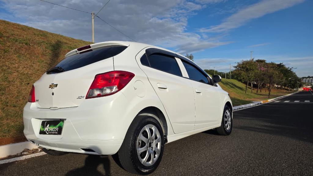 CHEVROLET Onix Hatch - Foto