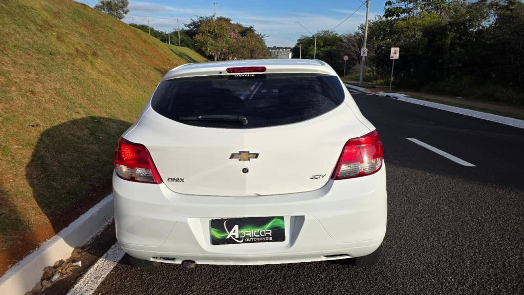 CHEVROLET Onix Hatch - Foto