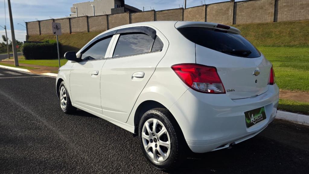 CHEVROLET Onix Hatch - Foto