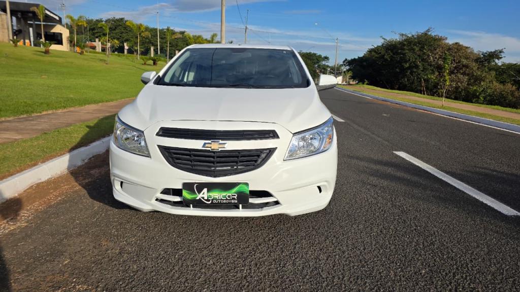 CHEVROLET Onix Hatch - Foto