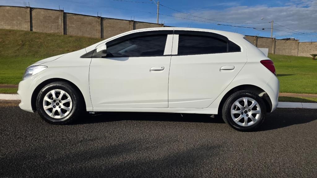 CHEVROLET Onix Hatch - Foto