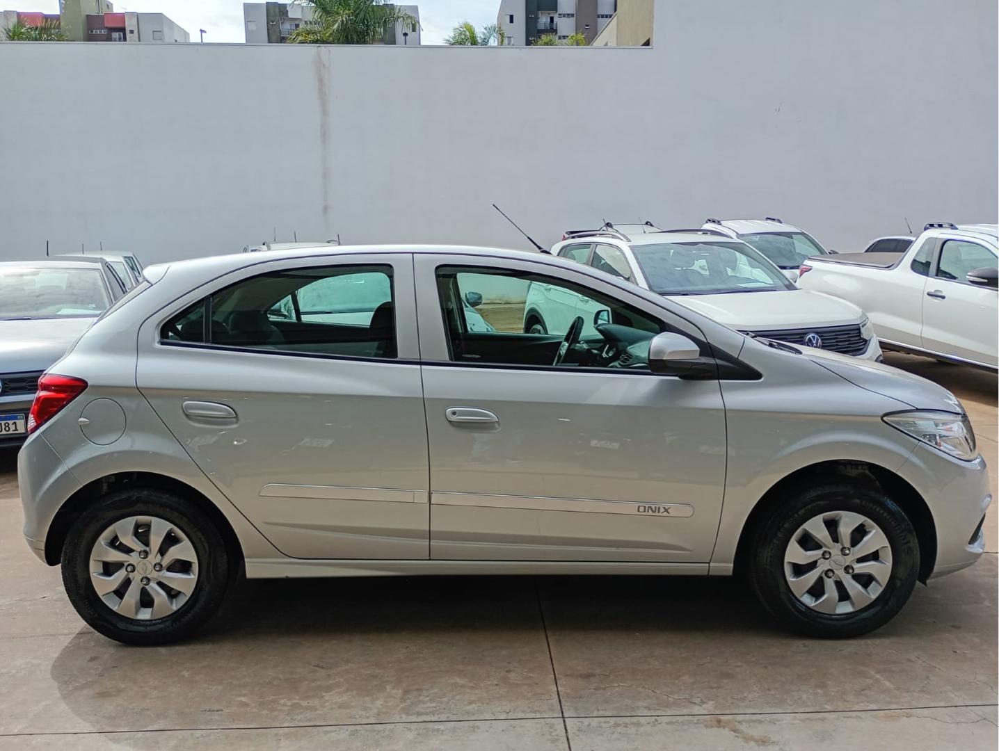 CHEVROLET Onix Hatch - Foto