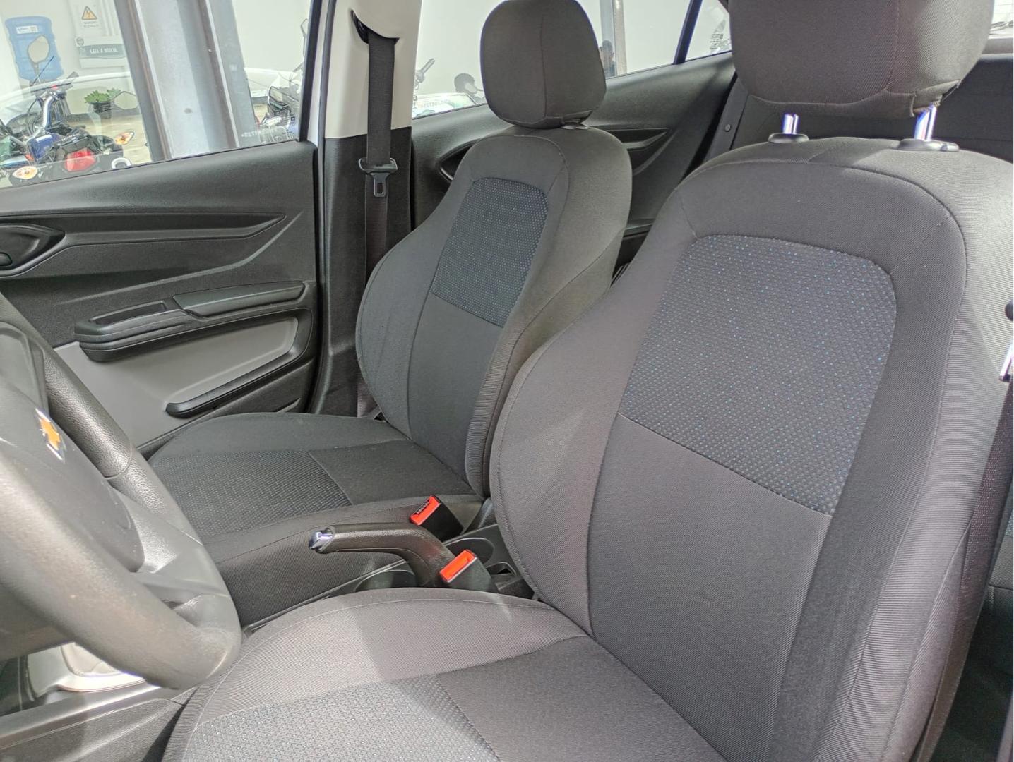 CHEVROLET Onix Hatch - Foto