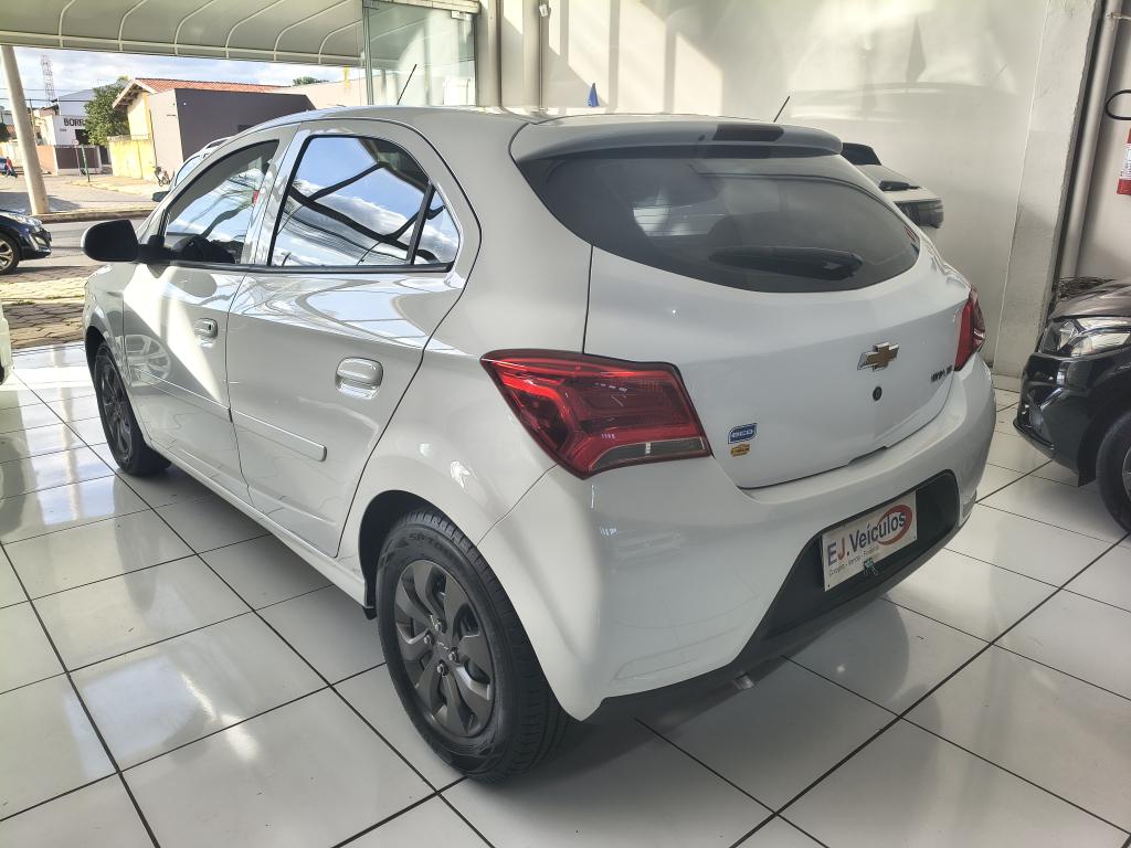 CHEVROLET Onix Hatch - Foto