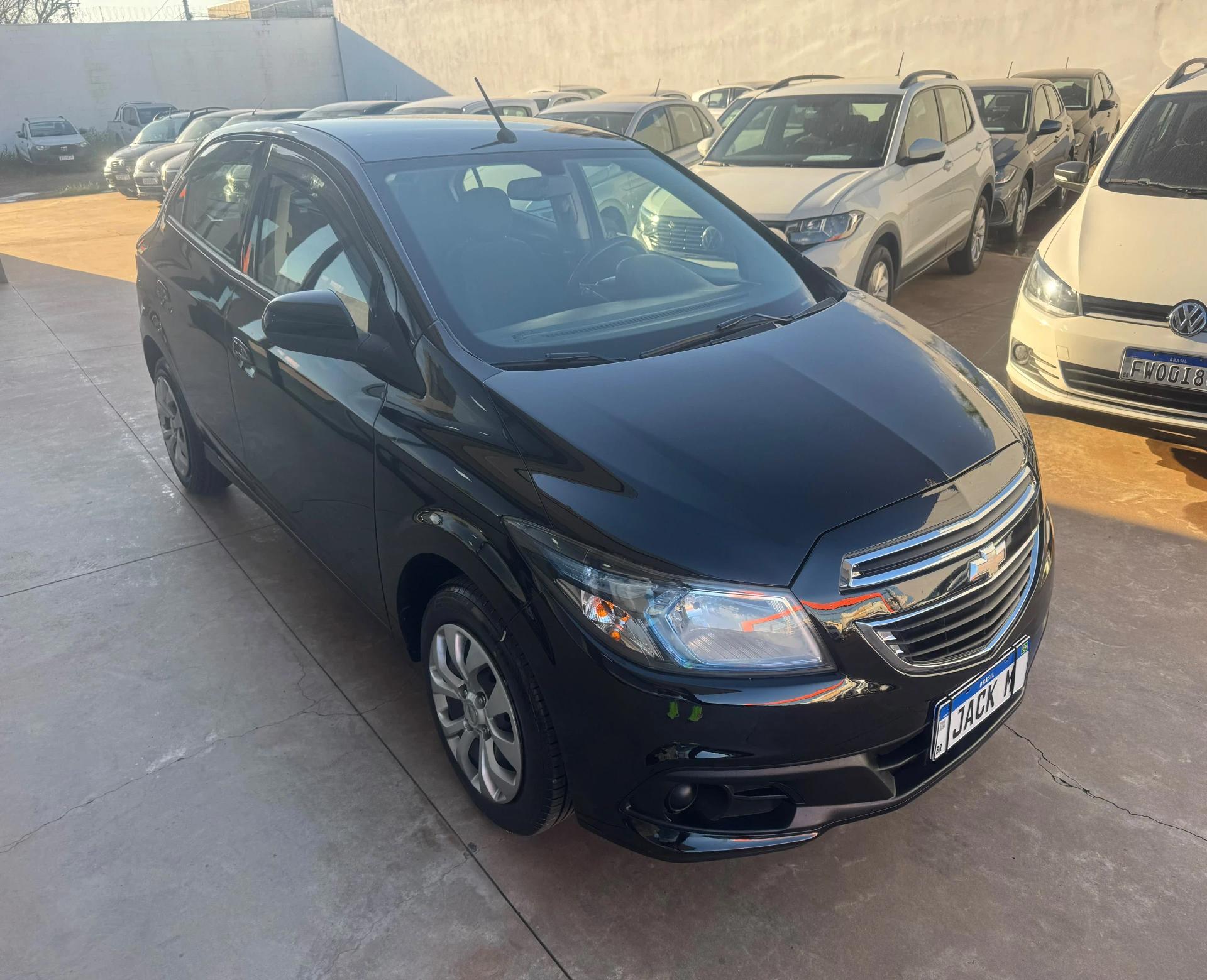 CHEVROLET Onix Hatch - Foto