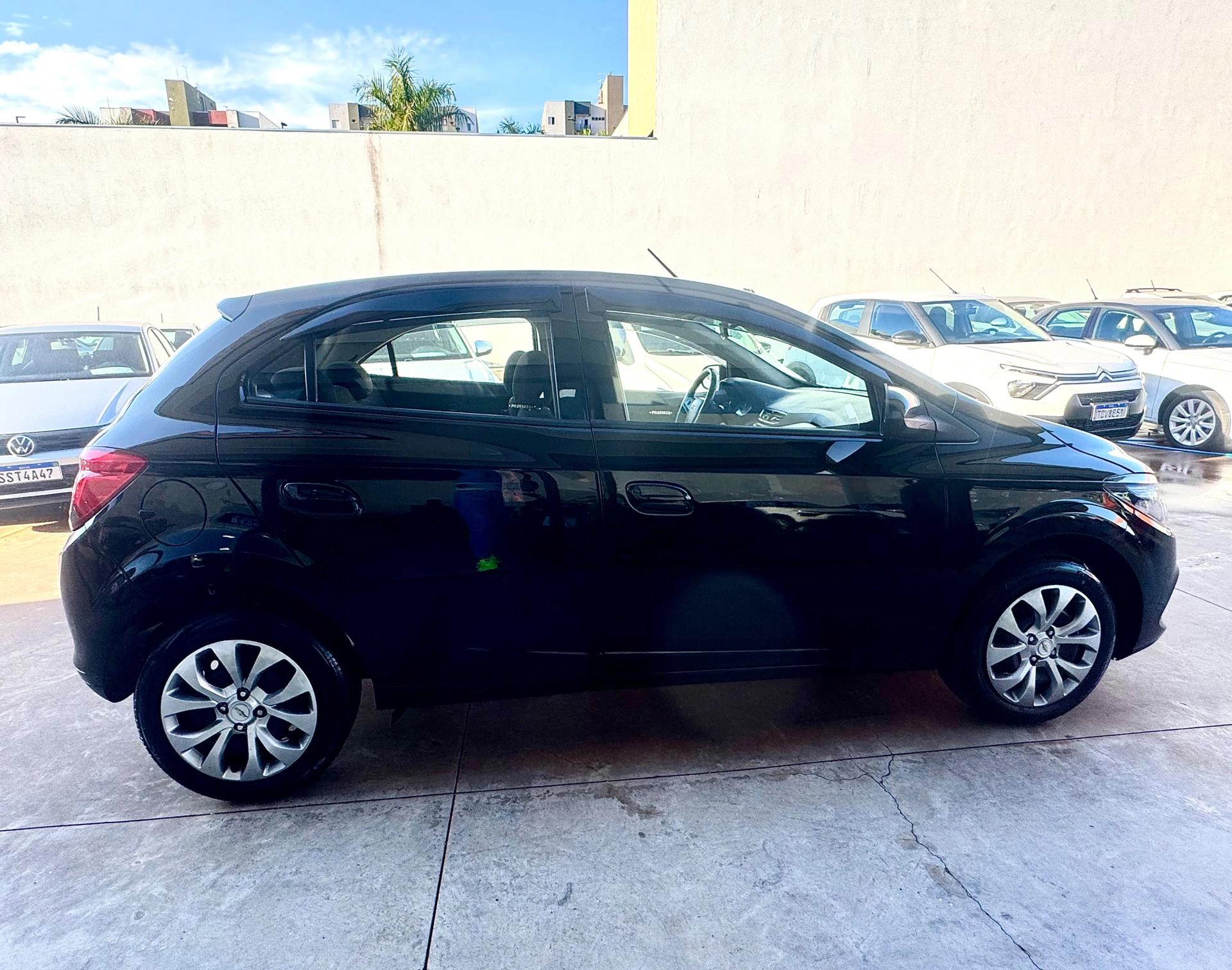 CHEVROLET Onix Hatch - Foto