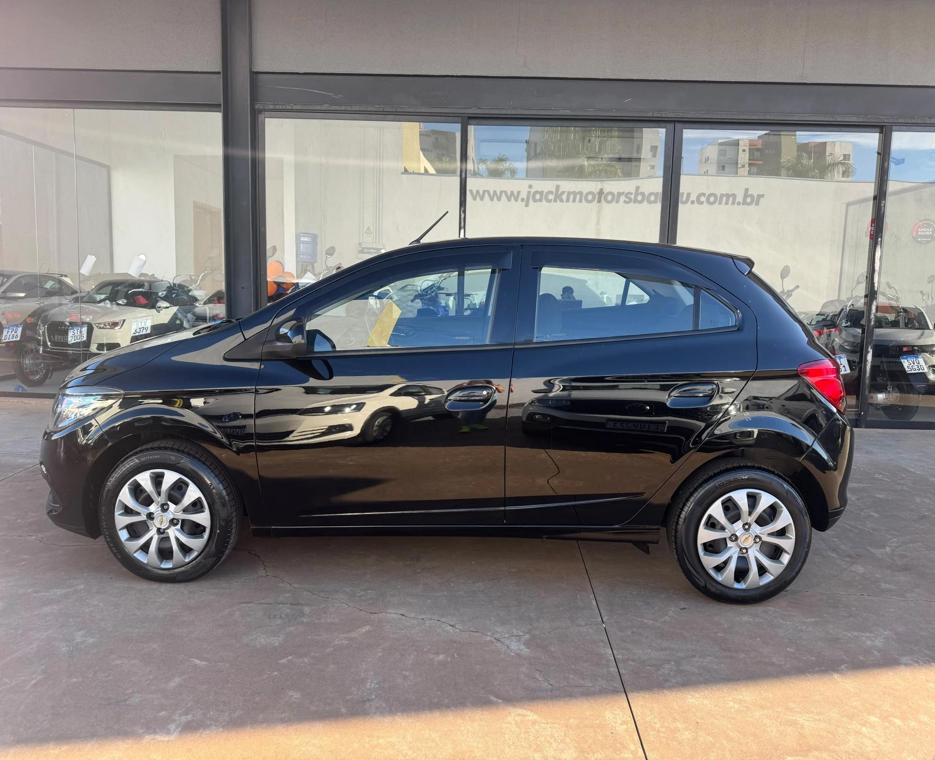 CHEVROLET Onix Hatch - Foto