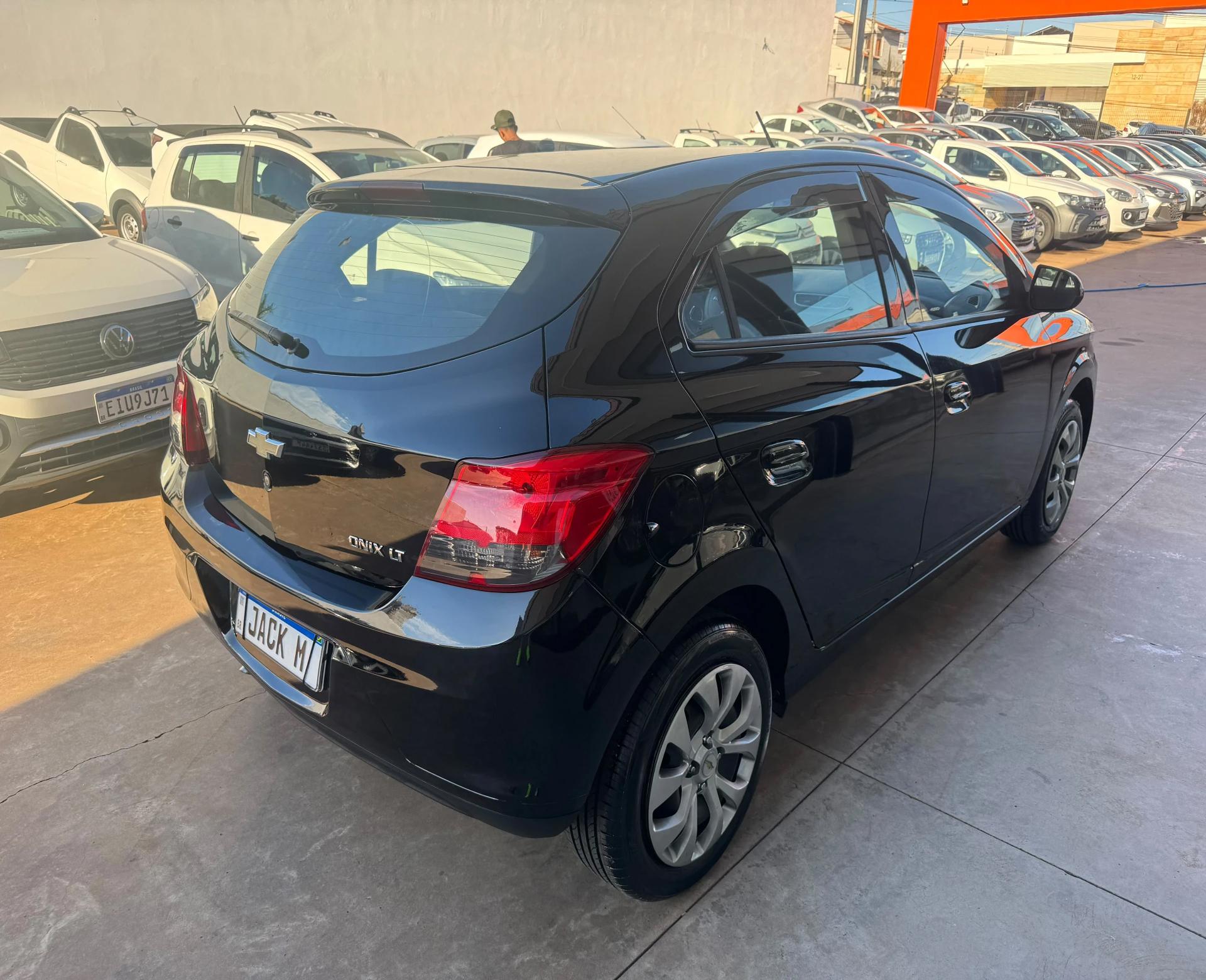 CHEVROLET Onix Hatch - Foto