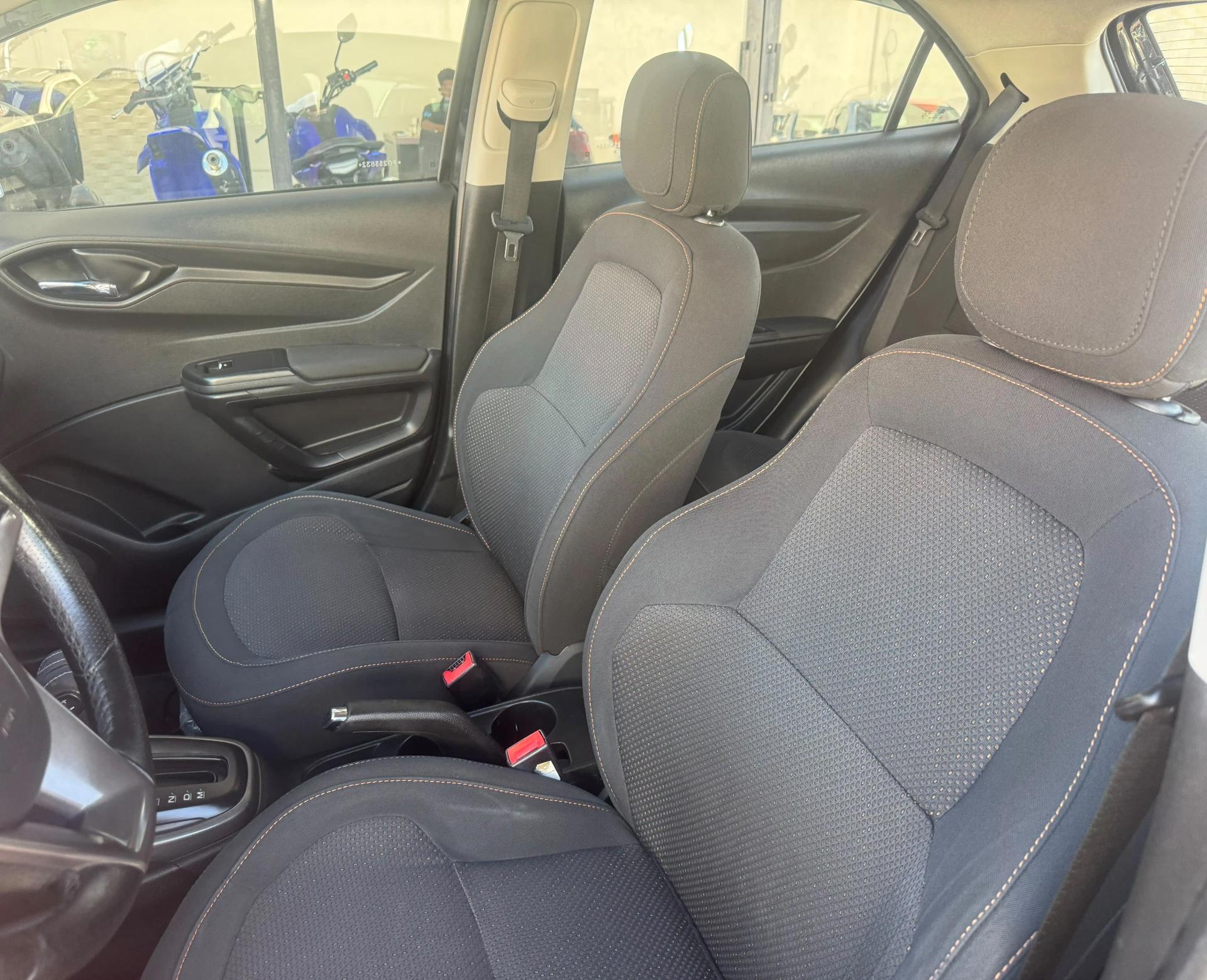 CHEVROLET Onix Hatch - Foto