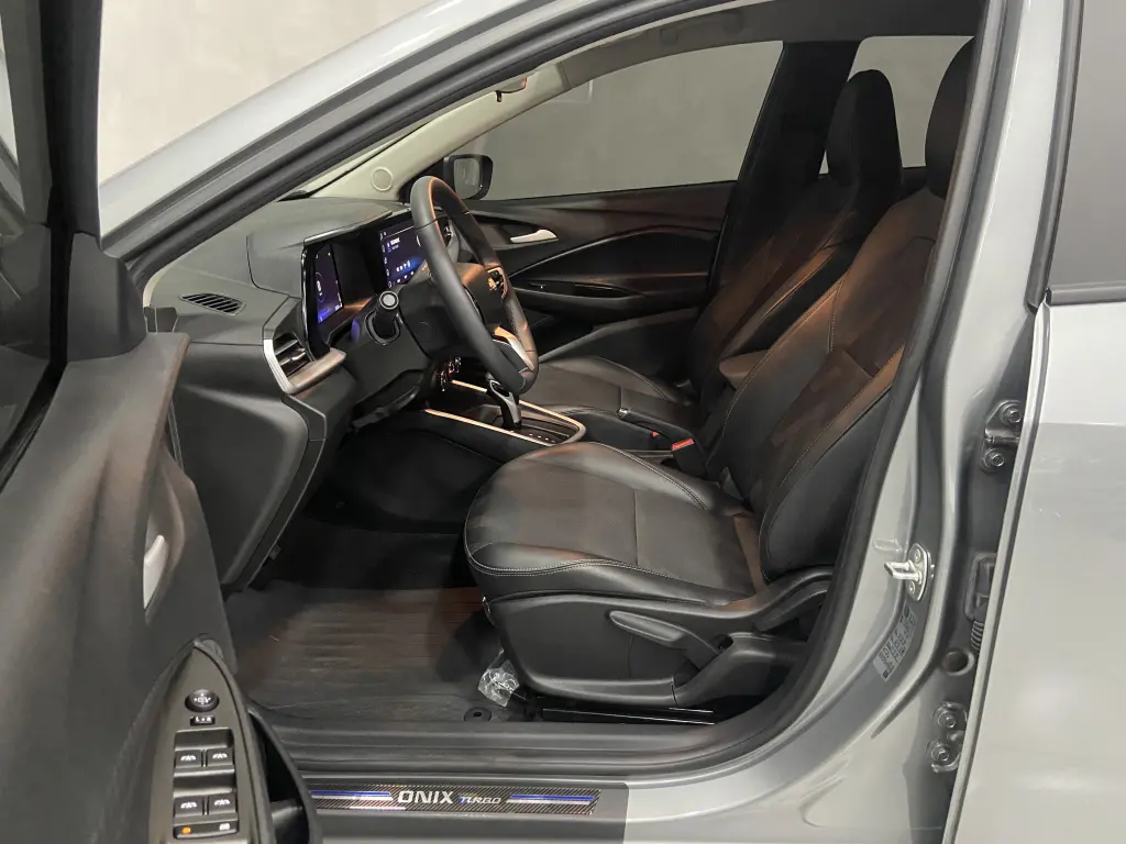 CHEVROLET Onix Hatch - Foto