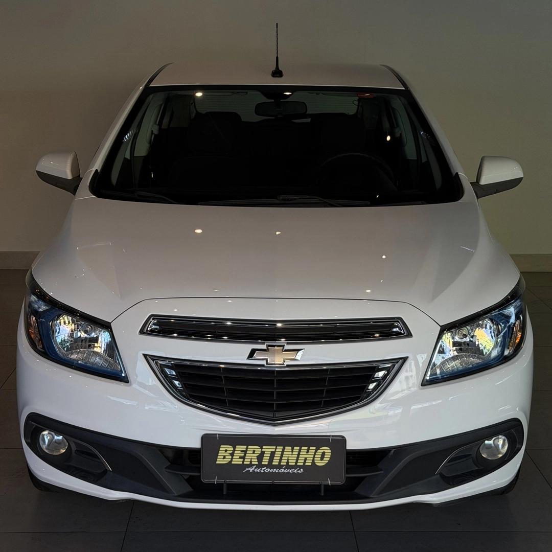 CHEVROLET Onix Hatch - Foto