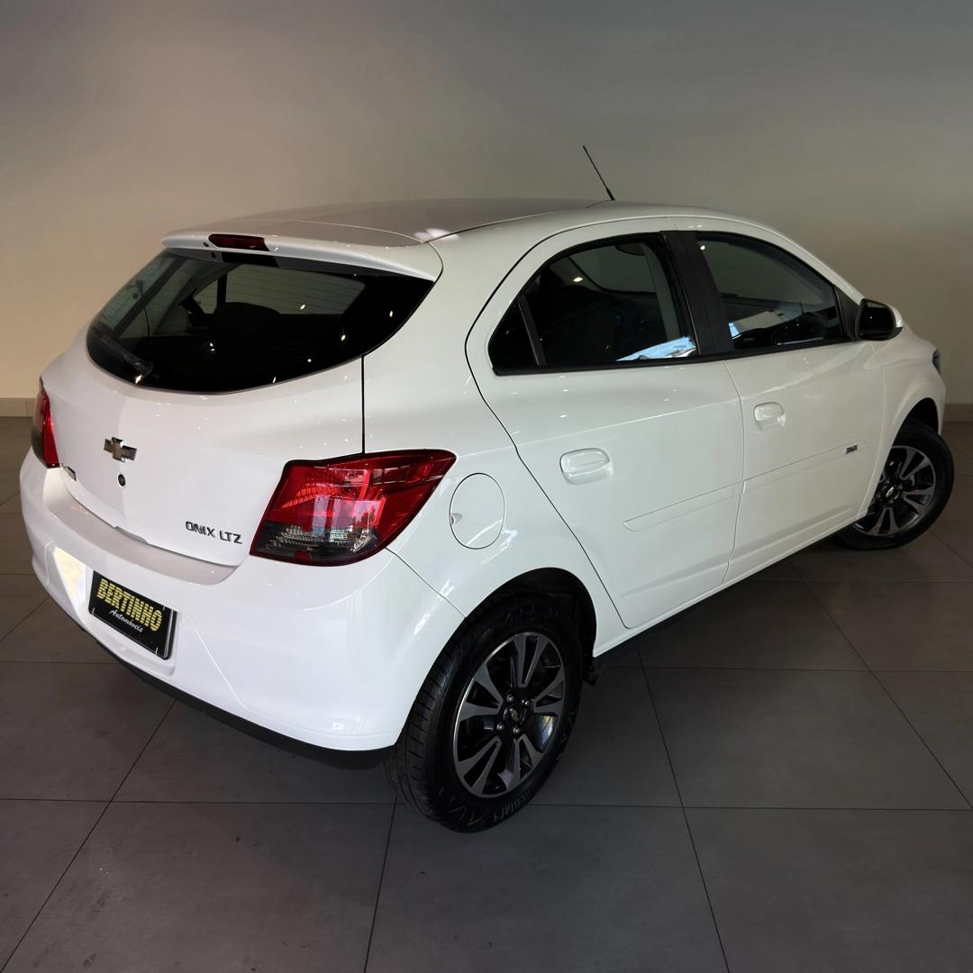 CHEVROLET Onix Hatch - Foto