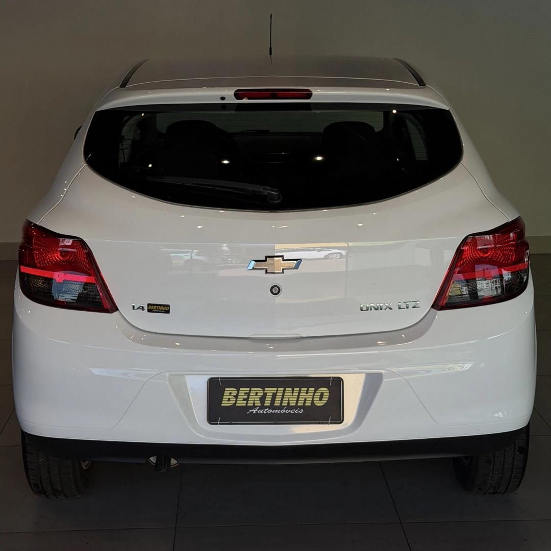 CHEVROLET Onix Hatch - Foto