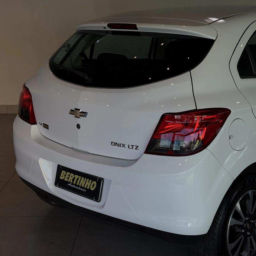 CHEVROLET Onix Hatch - Foto