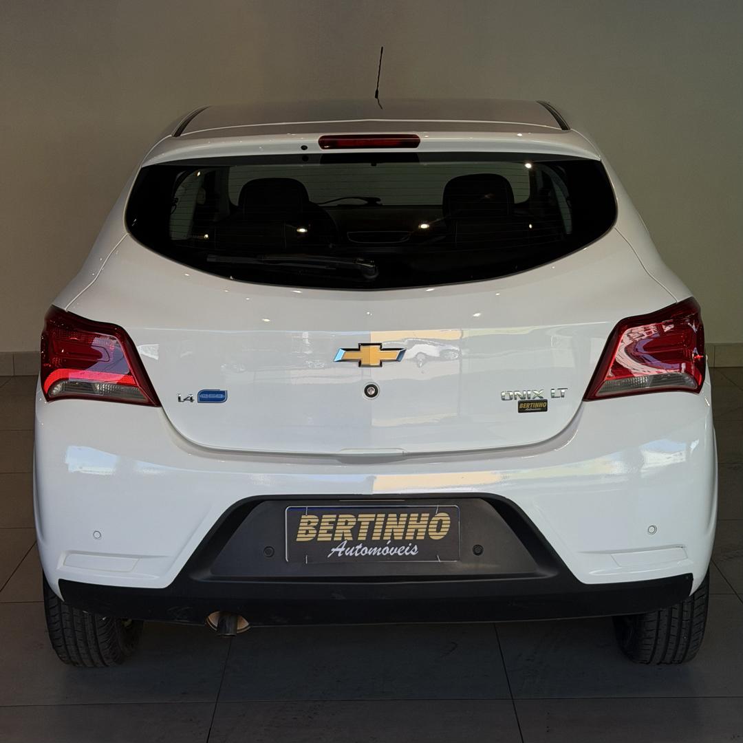 CHEVROLET Onix Hatch - Foto
