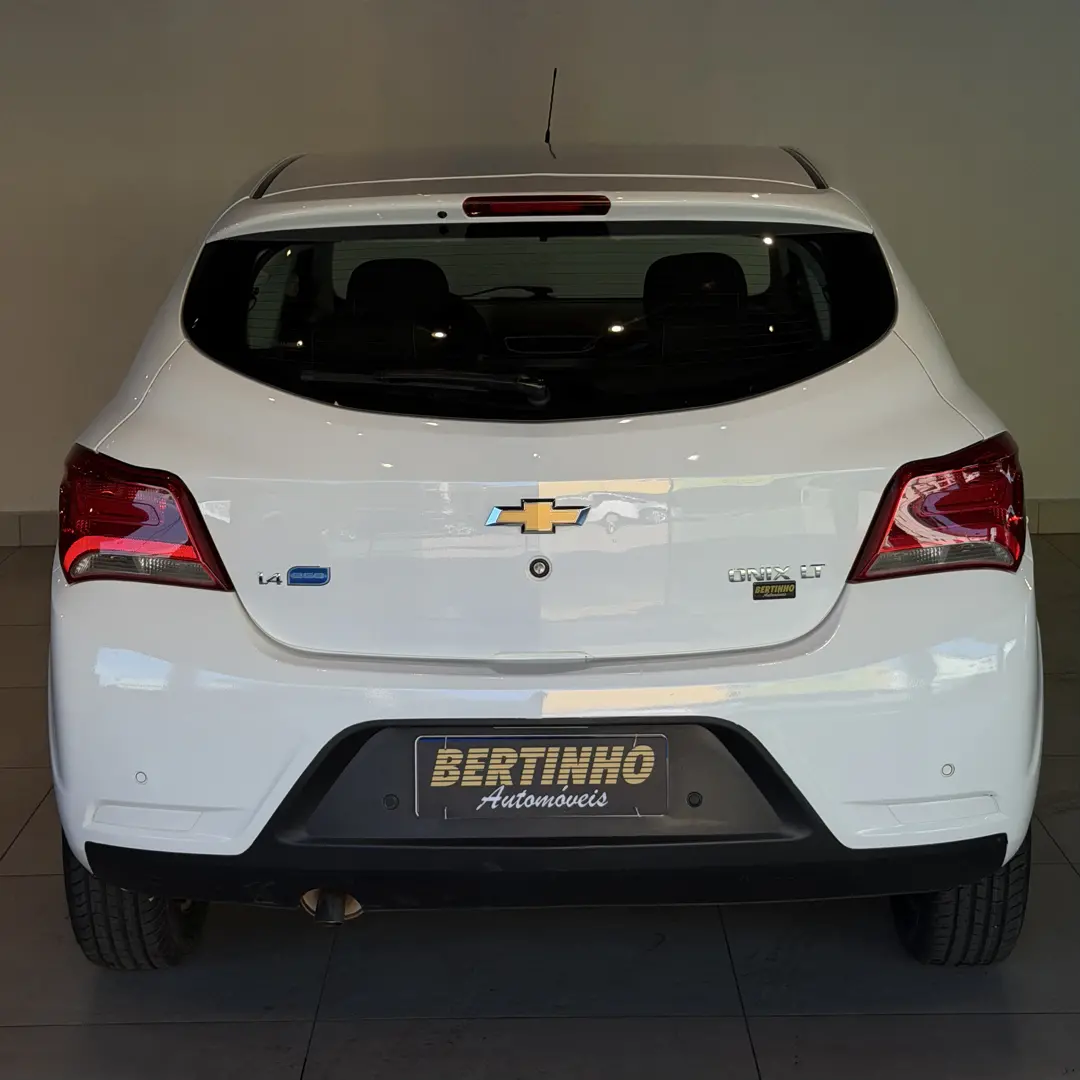 CHEVROLET Onix Hatch - Foto