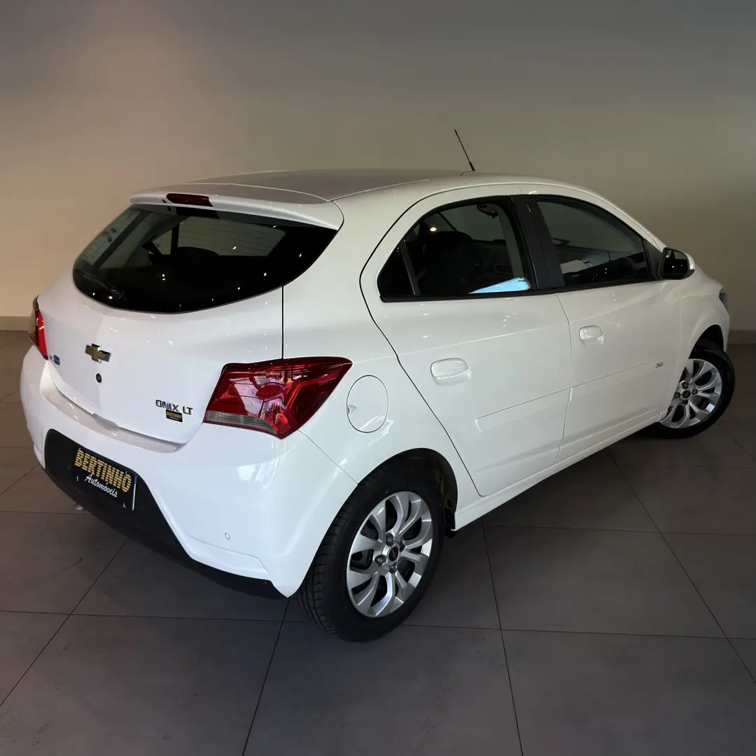 CHEVROLET Onix Hatch - Foto