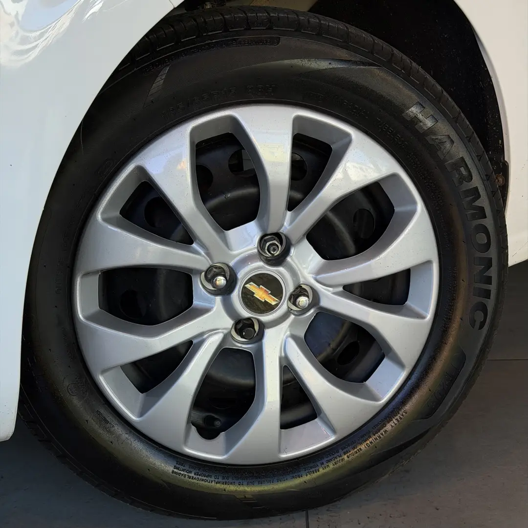 CHEVROLET Onix Hatch - Foto