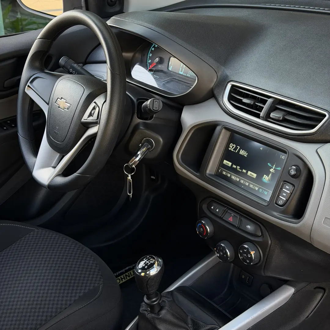 CHEVROLET Onix Hatch - Foto
