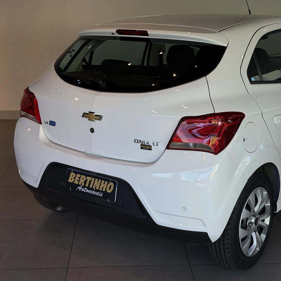 CHEVROLET Onix Hatch - Foto