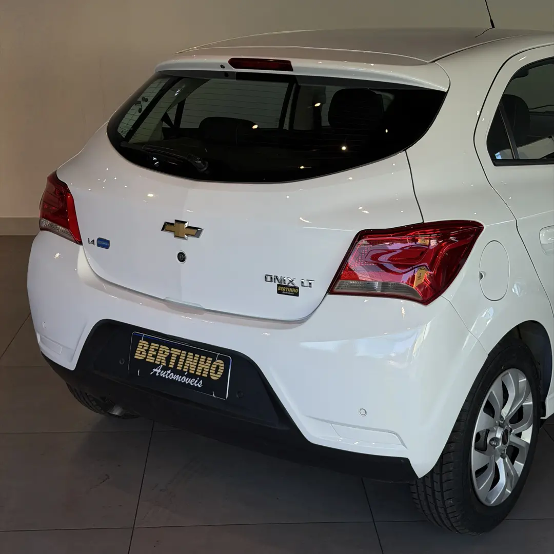 CHEVROLET Onix Hatch - Foto