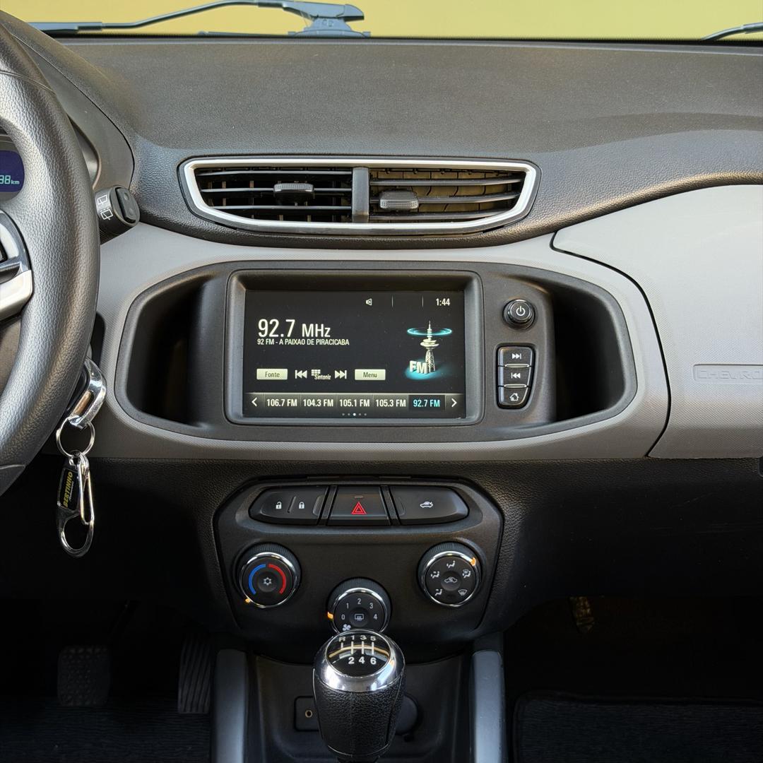 CHEVROLET Onix Hatch - Foto
