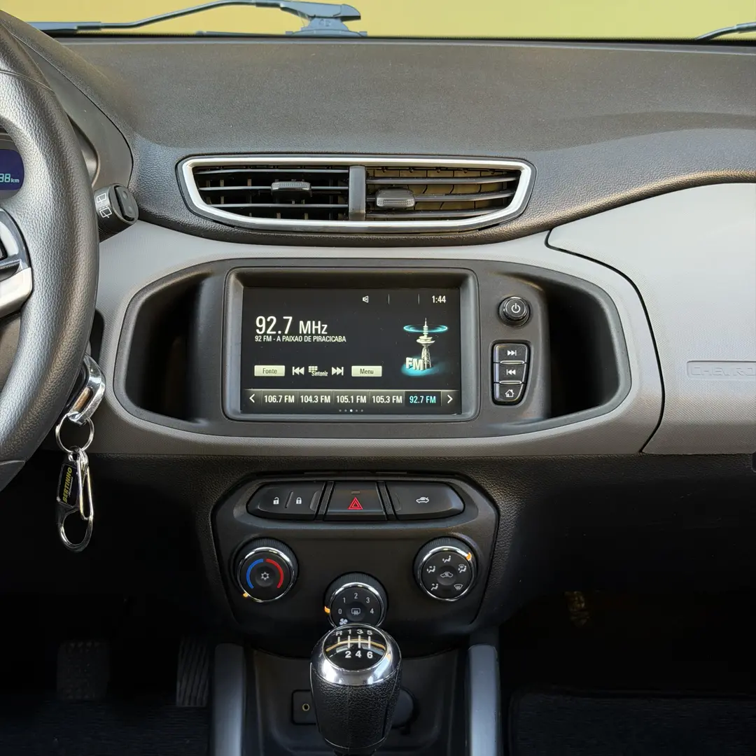 CHEVROLET Onix Hatch - Foto