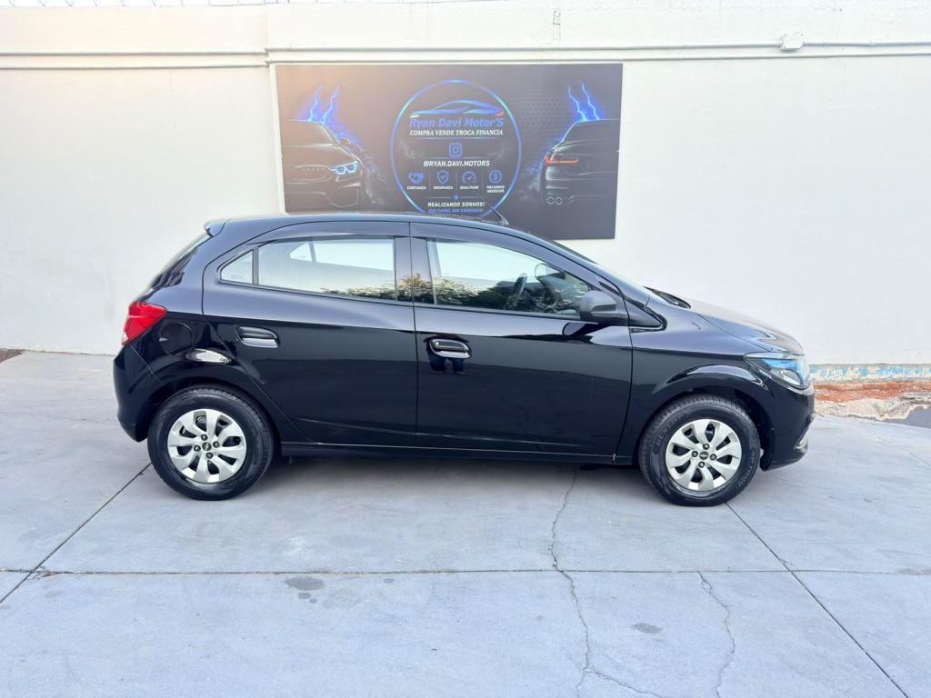 CHEVROLET Onix Hatch - Foto