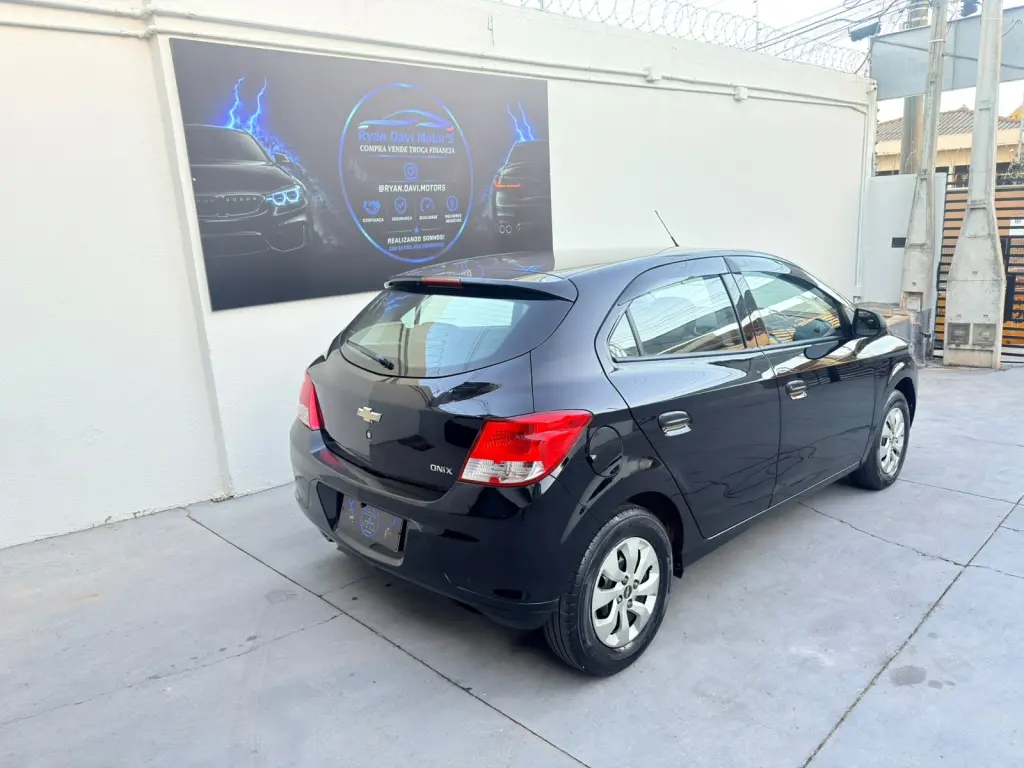 CHEVROLET Onix Hatch - Foto