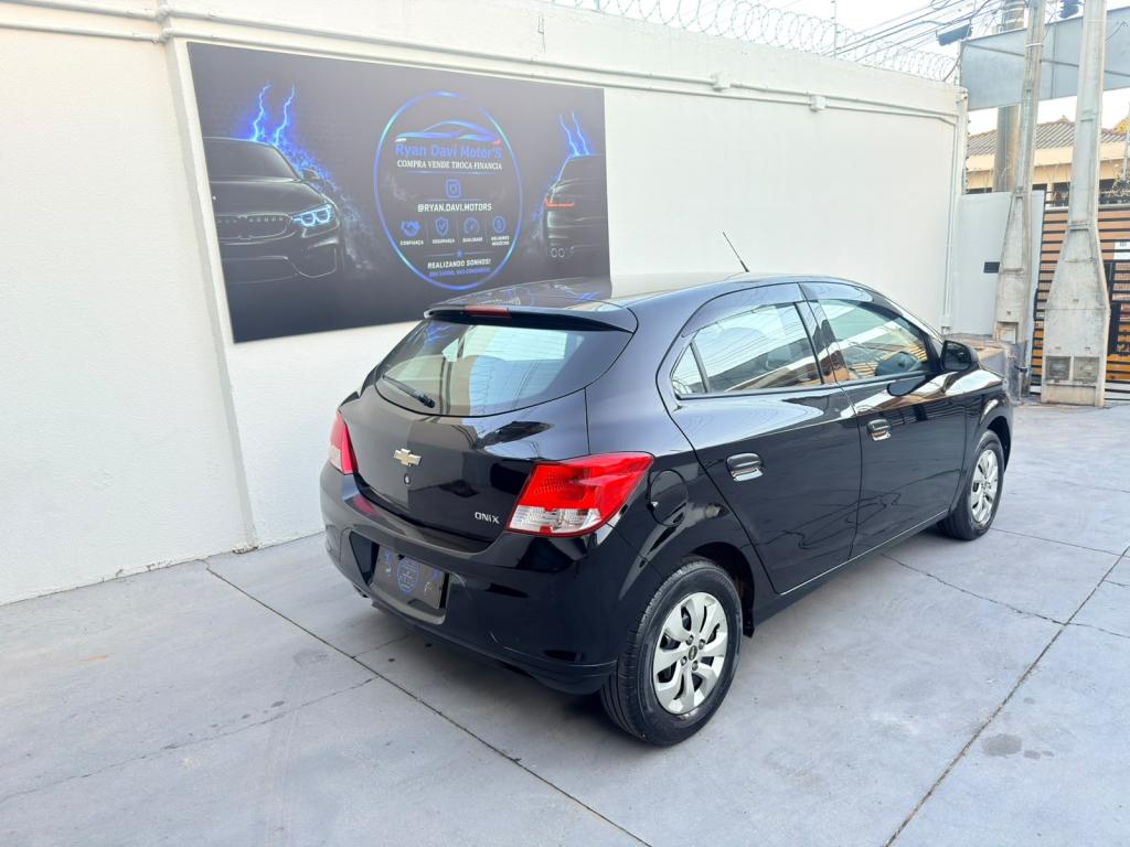 CHEVROLET Onix Hatch - Foto