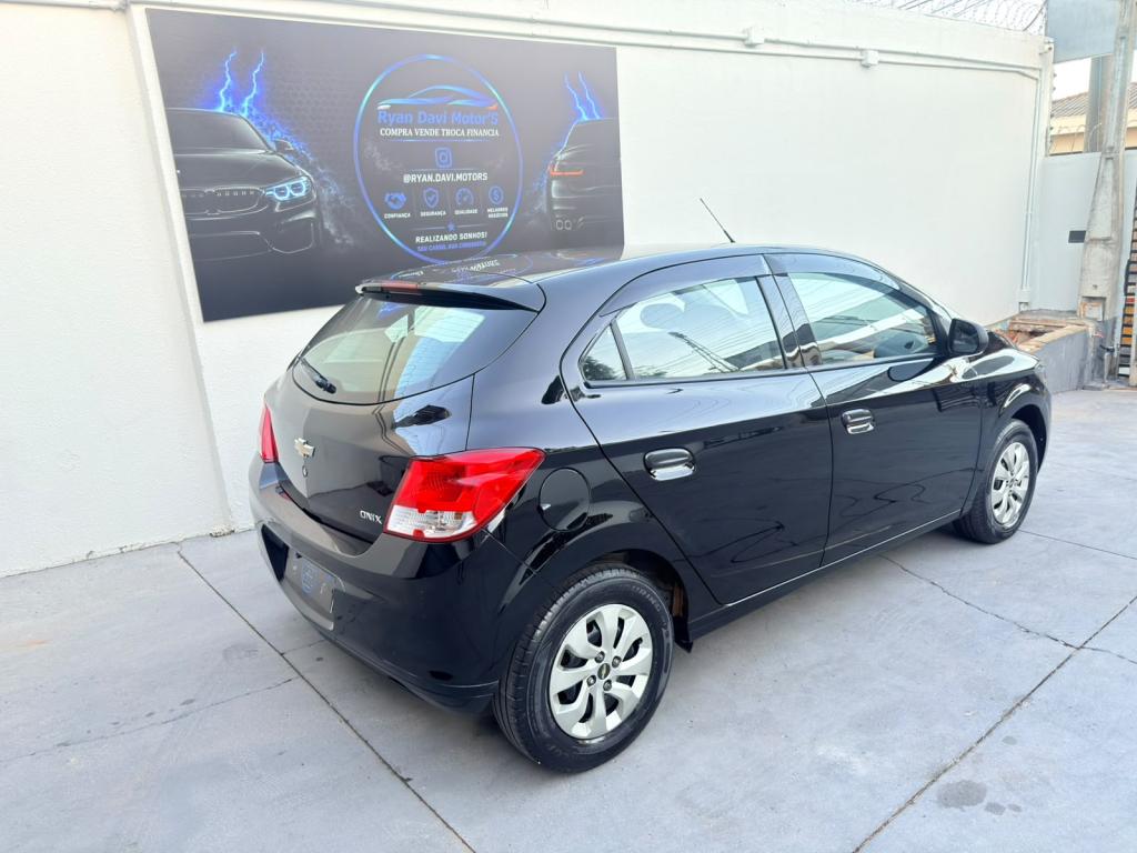 CHEVROLET Onix Hatch - Foto